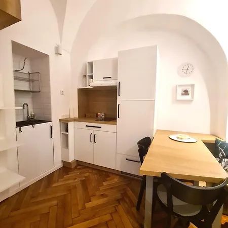 Courtyard Center Apartment *