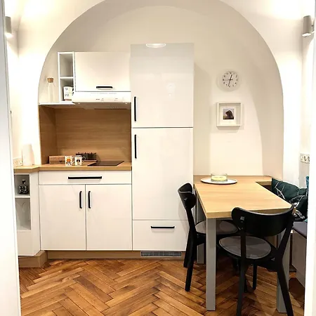 Courtyard Center Apartment *